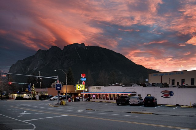 Mt Si  Sunrise Twedes in Foreground